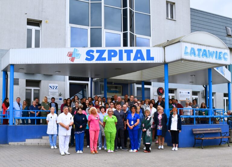 Personel świdnickiego szpitala uczcił pamięć zamordowanego lekarza