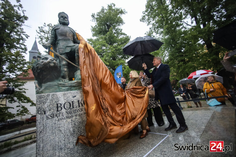 Pomnik Bolka II odsłonięty w strugach deszczu. „Oto nasz bohater, książę świdnicko-jaworski” [FOTO/VIDEO]