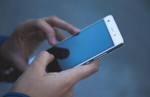 Jeden chciał sprzedać, drugi kupić. Obaj dali się oszukać na spore pieniądze