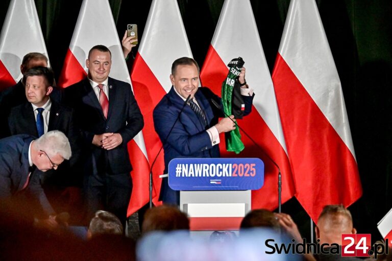 Poseł PiS w imieniu bokserów podarował  Karolowi Nawrockiemu klubową koszulkę. Polonia Świdnica odcina się od gestu
