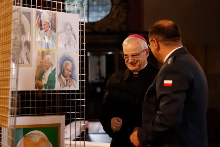 Jan Paweł II oczami osadzonych. Wystawa w świdnickiej katedrze [FOTO]