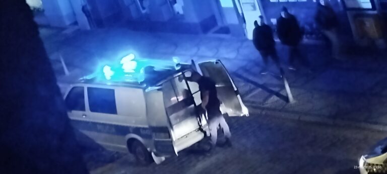 Kopał samochody, walił pięścią w witryny. Agresor obezwładniony przez przechodniów [FOTO]
