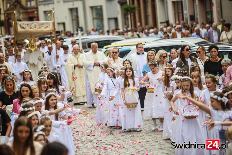 Procesje Bożego Ciała przejdą przez Świdnicę. Gdzie będą utrudnienia?