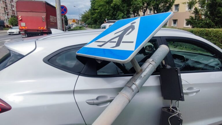 Po zderzeniu wpadł na chodnik [FOTO]