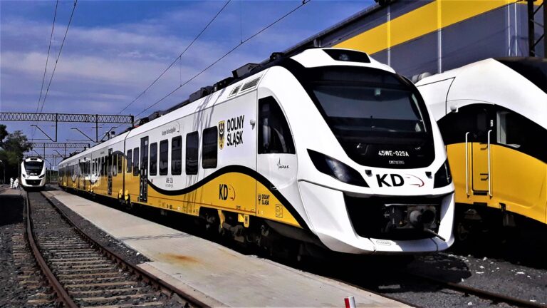 Wakacyjny rozkład jazdy Kolei Dolnośląskich. Ruszają połączenia do Karpacza, wracają pociągi nad morze
