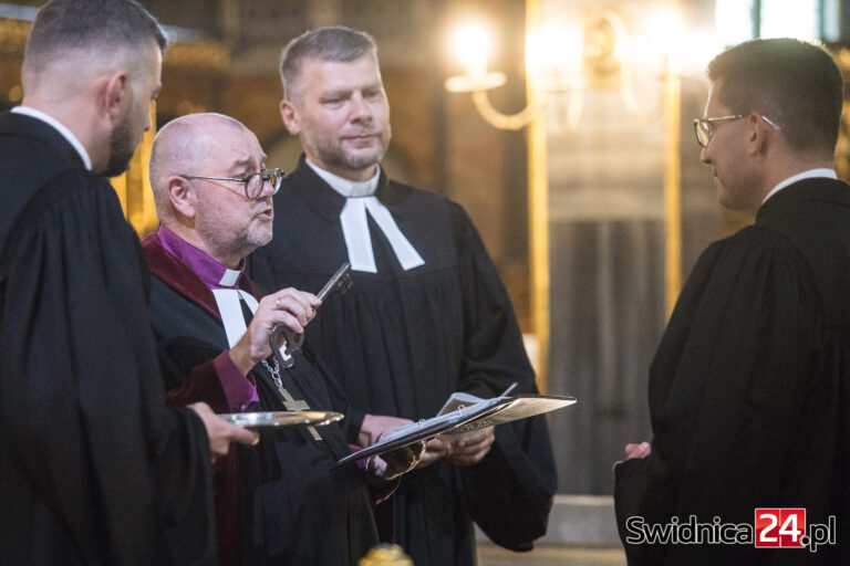 Biskup Waldemar Pytel żegna się z Kościołem Pokoju. Świątynia UNESCO z nowym proboszczem [FOTO]