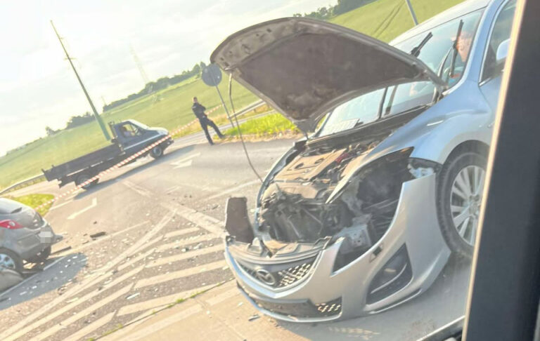 Zderzenie dwóch aut na łączniku autostradowym