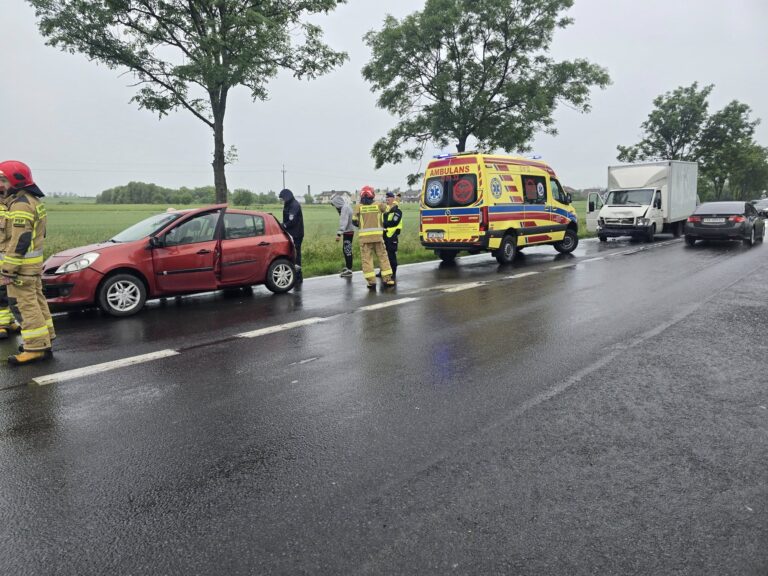 Zderzenie trzech aut pod Strzegomiem [FOTO]