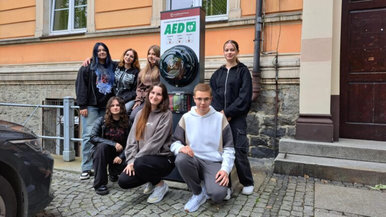 Uzbierali środki na zakup defibrylatorów. Ratujące życie urządzenia dostępne są dla mieszkańców Strzegomia [FOTO]