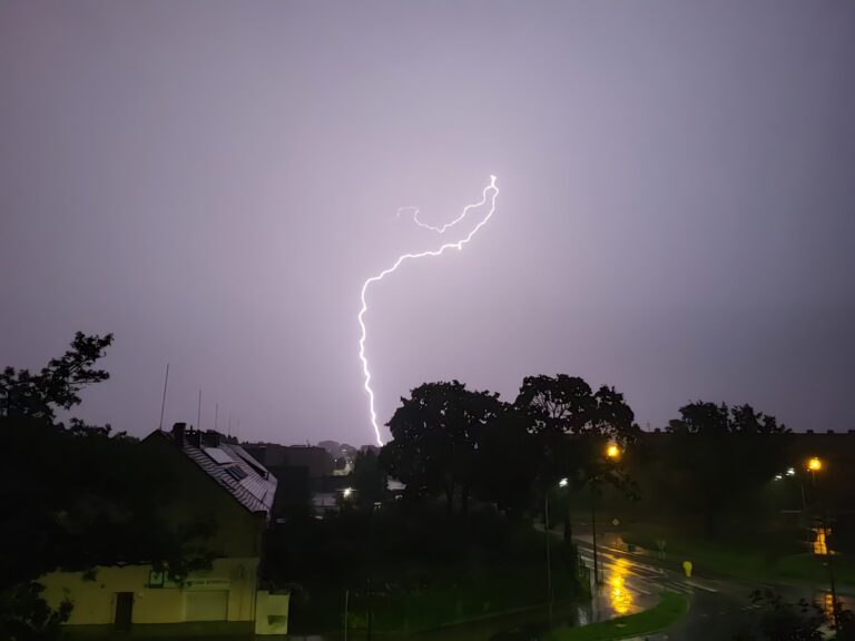 Synoptycy zapowiadają burzowy dzień. Pogodowe ostrzeżenia w całym kraju
