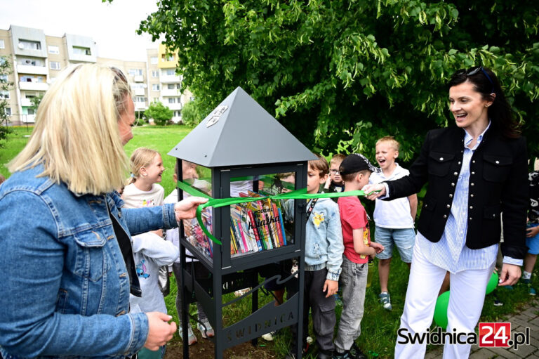 Podziel się książką! Piąta plenerowa biblioteczka uroczyście otwarta [FOTO]