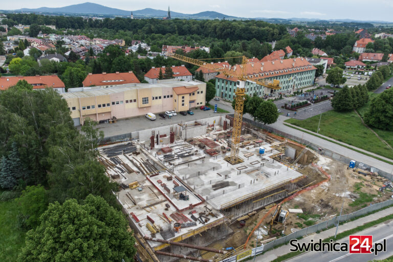 W miejscu garaży powstaje nowa siedziba świdnickiego sądu. Trwa budowa [FOTO]