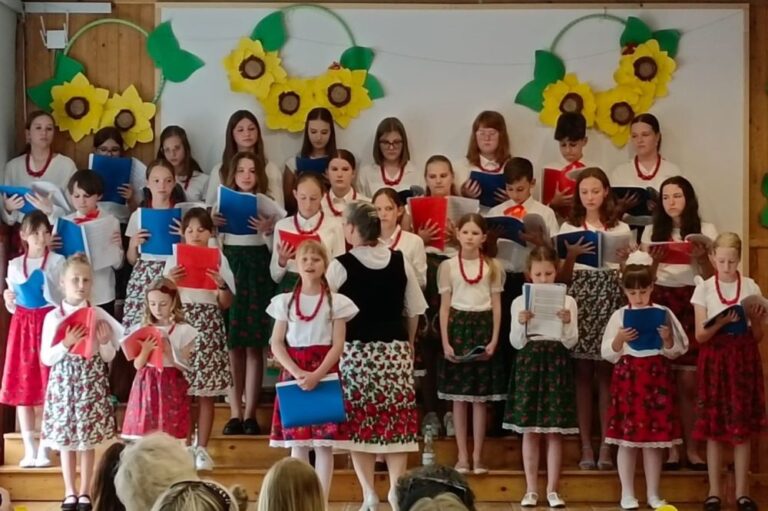 Dzieci zaśpiewają pieśni ludowe. Wkrótce koncert chóru szkolnego „Libro di Musica”
