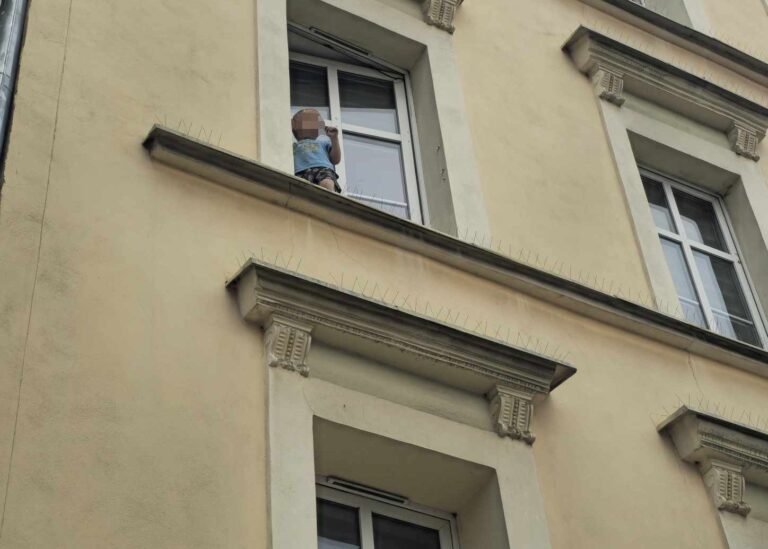Dziecko na parapecie. Będzie zarzut dla matki [VIDEO]