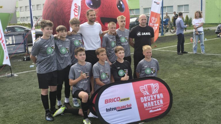 Odebrali zwycięski puchar z rąk Grzegorza Krychowiaka na stadionie Widzewa Łódź [FOTO]