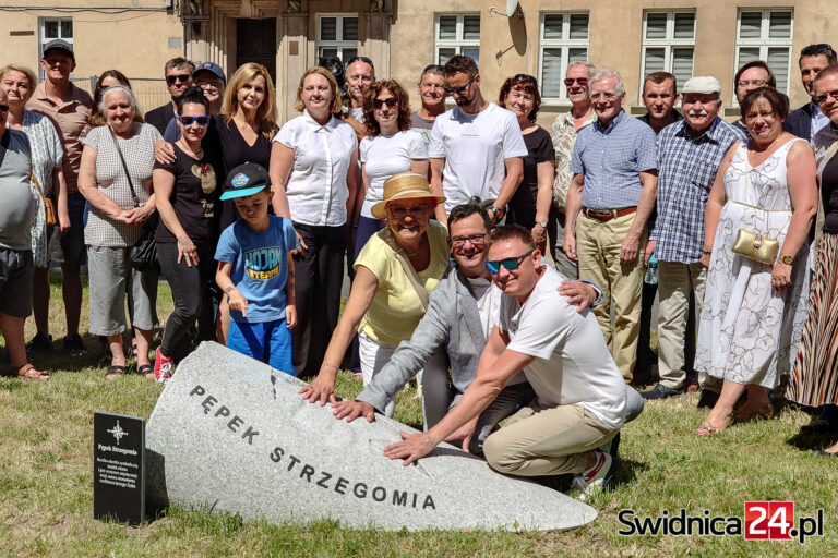 „Ktokolwiek go klepnie, ten zapewni sobie tężyznę i zdrowie na cały rok”. Pępek Strzegomia odsłonięty [FOTO]