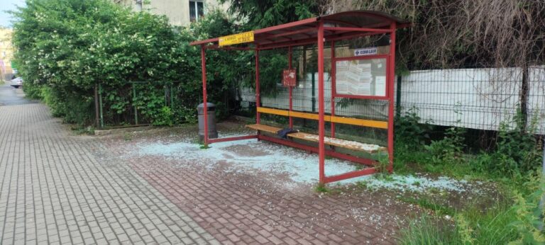 Przystanki na celowniku wandali. Ile to kosztuje?