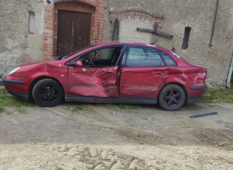 Miał trzy promile alkoholu i traktorem staranował samochód sąsiada [FOTO/VIDEO]