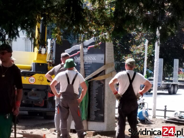 Świdnica: Tablica smoleńska dotarła na plac Grunwaldzki [FOTO]