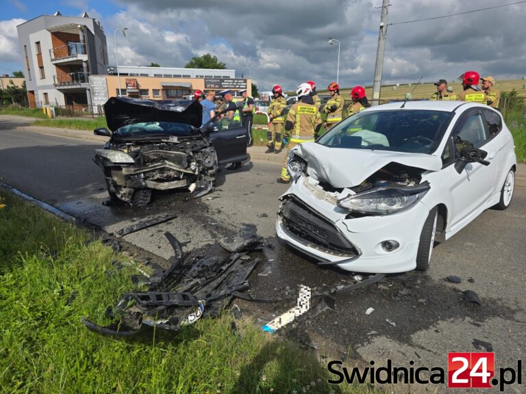 Zderzenie dwóch pojazdów na trasie Świdnica-Witoszów Dolny [FOTO]