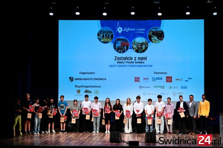 Młodzież zwiedzała świdnickie firmy. IX edycja konkursu „Zalogowani”