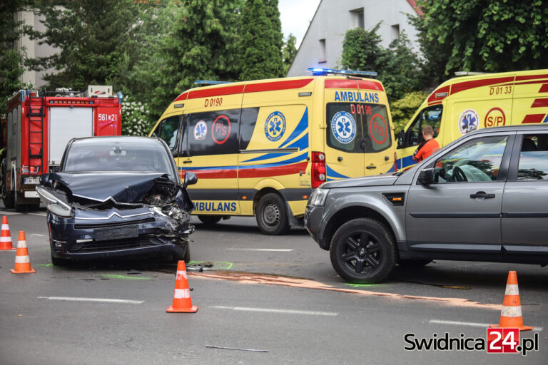 Zderzenie na skrzyżowaniu Armii Krajowej z Niecałą. Jedna osoba trafiła do szpitala [FOTO]
