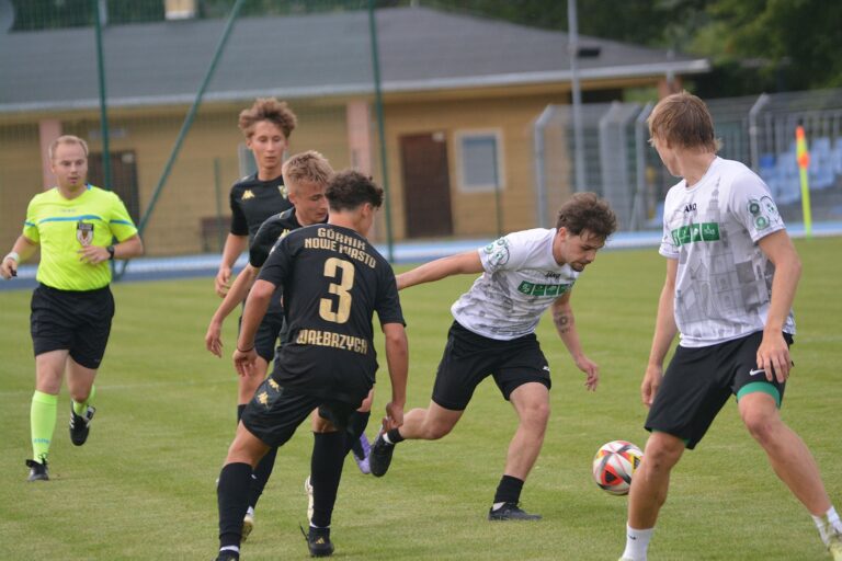 Dziesięć goli w środowym sparingu świdnickich piłkarzy [FOTO]