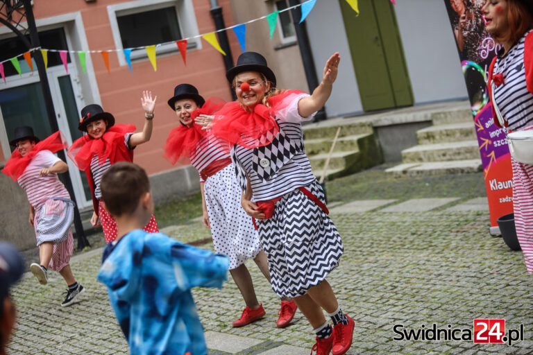 Klauni, bańki mydlane i taniec na świdnickim Rynku. Rozpoczął się 27. Festiwal Teatru Otwartego [FOTO/PROGRAM]
