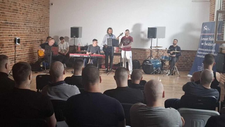 Osadzeni, profesjonalni muzycy i funkcjonariusz Służby Więziennej na jednej scenie [FOTO]