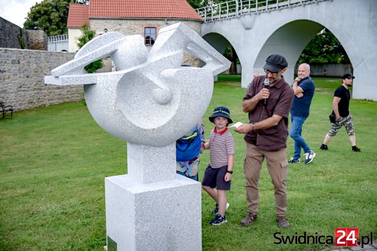Granitowe monumenty przy estakadzie. Finał 10.Biennale Rzeźby [FOTO]