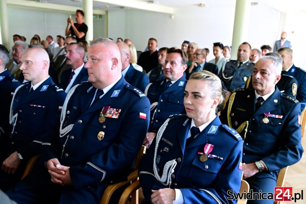 awanse-nagrody-i-wyr-nienia-widniccy-policjanci-wi-towali-foto