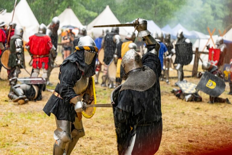 Blisko 250 rekonstruktorów przybyło na VII Turniej Rycerski pod Zamkiem Cisy. Były zacięte walki rycerzy i wielka bitwa w strugach deszczu [FOTO]