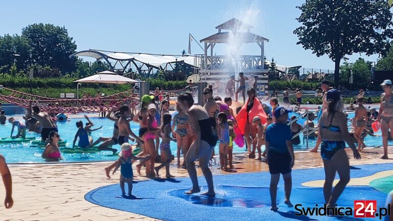 Basen letni w Świdnicy oblegany. Upał może sięgnąć 33 stopni Celsjusza [FOTO]