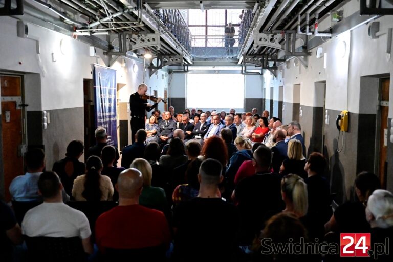 Muzyka klasyczna za murami Aresztu Śledczego w Świdnicy. Dla osadzonych na skrzypcach zagrał Robert Bachara [FOTO/VIDEO]
