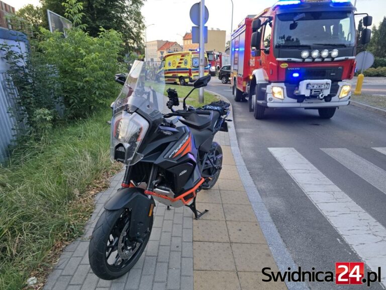 Motocyklista przewrócił się na rondzie [FOTO]