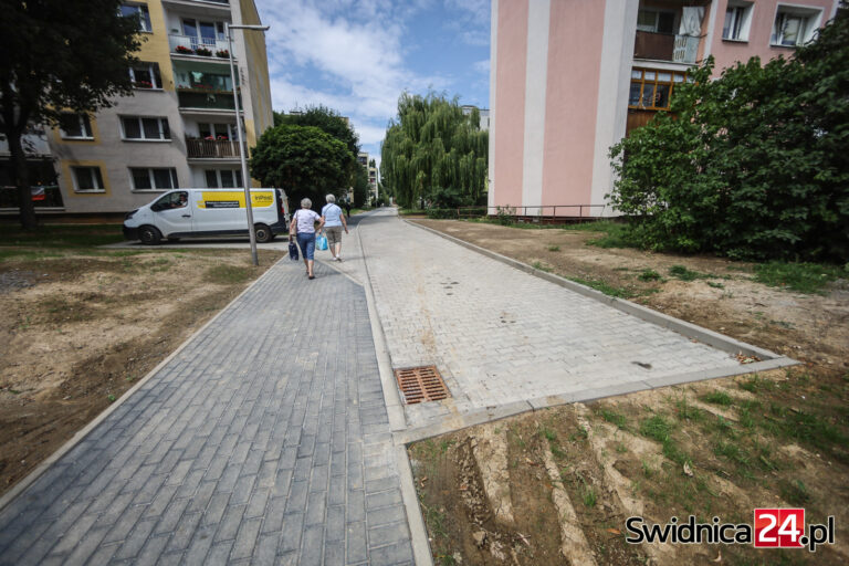 Nowa osiedlowa uliczka w miejscu zniszczonego chodnika. Na budowę przeznaczono 1,1 mln złotych [FOTO]