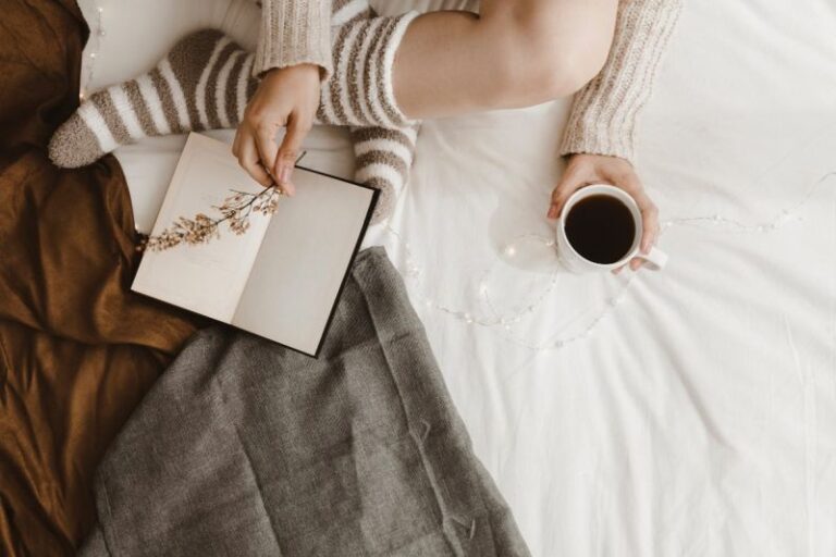 Sypialnia w rytmie slow – hygge, bawełna i ciepłe światło