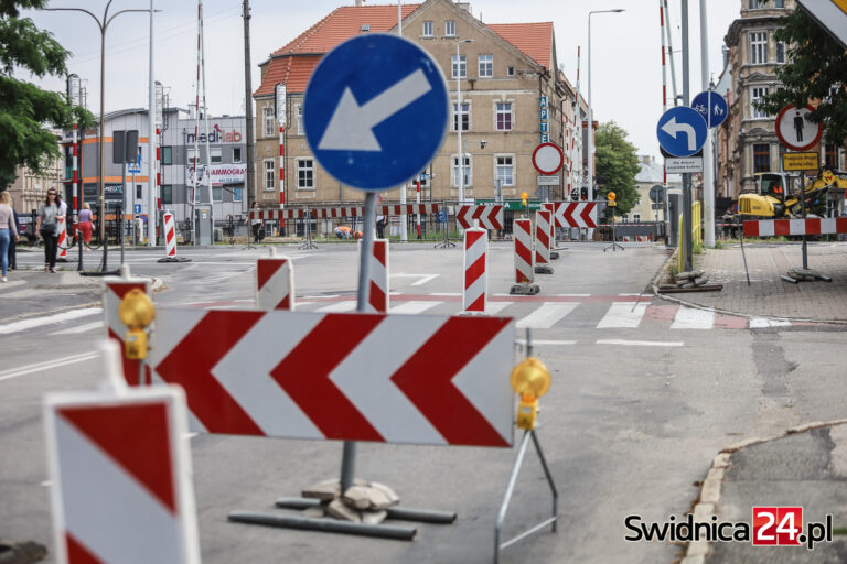 Przejazd kolejowy na Wałbrzyskiej zamknięty. Remont potrwa tydzień [FOTO/VIDEO]