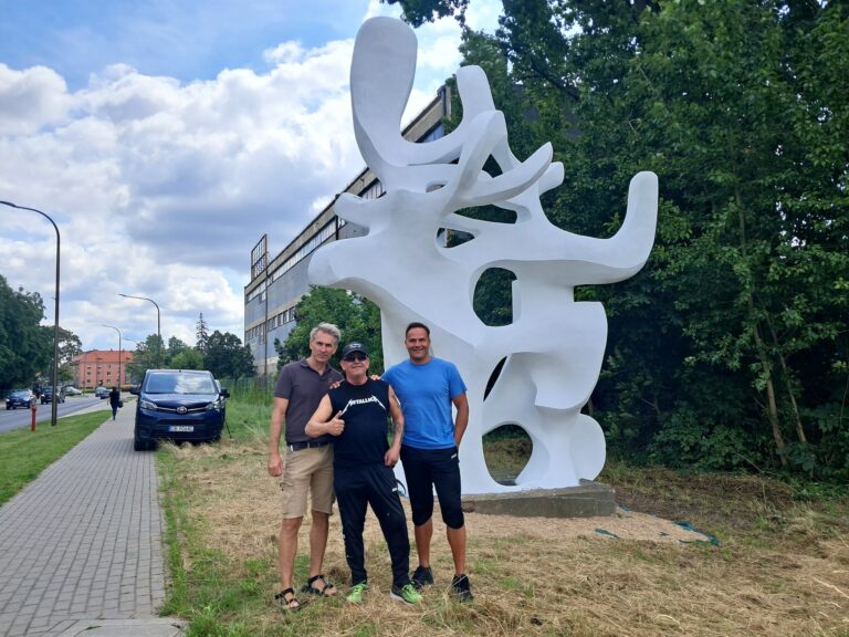 Rzeźba renifera jak nowa dzięki społecznej inicjatywie [FOTO]
