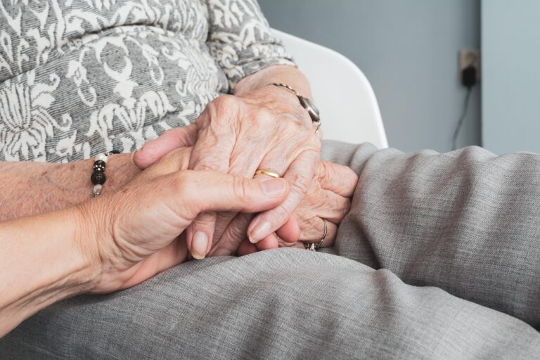 Bezpłatne opaski bezpieczeństwa dla świdnickich seniorów