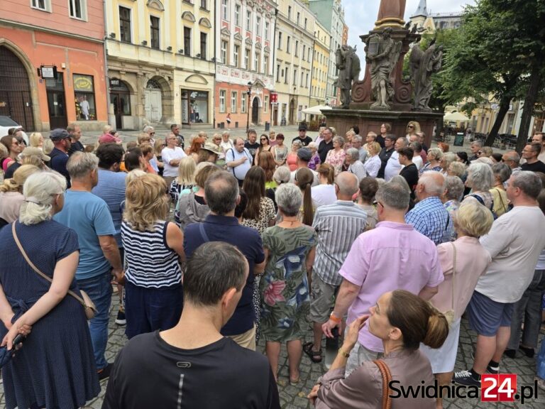 Świdniczanie chcą poznawać dzieje miasta. Zainteresowanie Spacerami z Historią nie słabnie [FOTO]