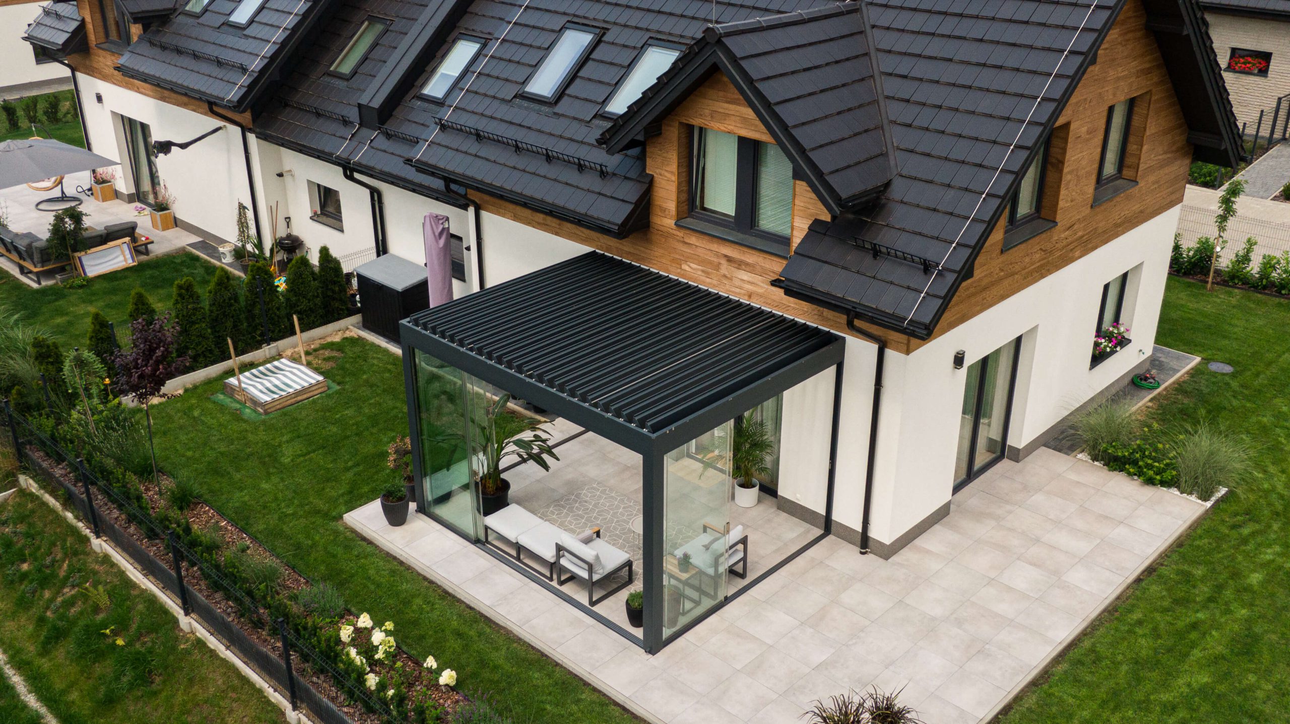 Jak pergola tarasowa uprzyjemni chwile spędzone na tarasie – korzyści i inspiracje