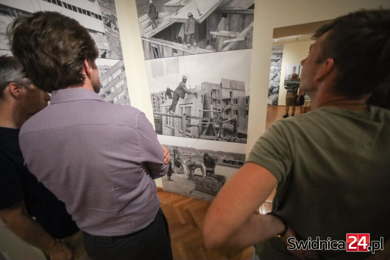 „Migawki z życia miasta”. Wystawa archiwalnych zdjęć w Muzeum Dawnego Kupiectwa [FOTO]