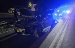 Osobówka uderzyła w barierę energochłonną