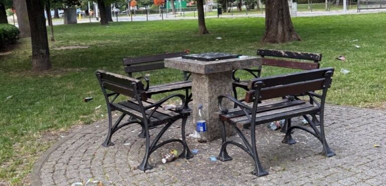 Libacje i śmietnik na placu św. Małgorzaty
