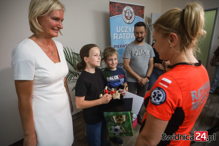 12-letni Janek pomógł rannemu koledze, został doceniony przez świdnickie pogotowie [FOTO]