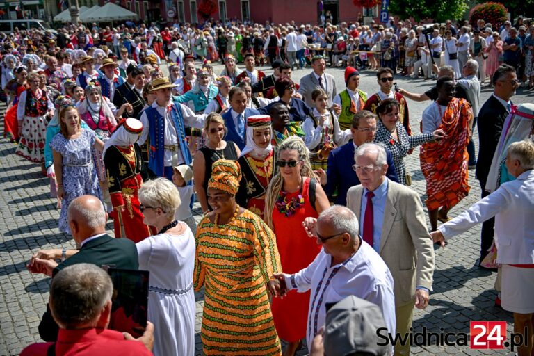 Barwny polonez i międzynarodowa biesiada z folklorem [FOTO]