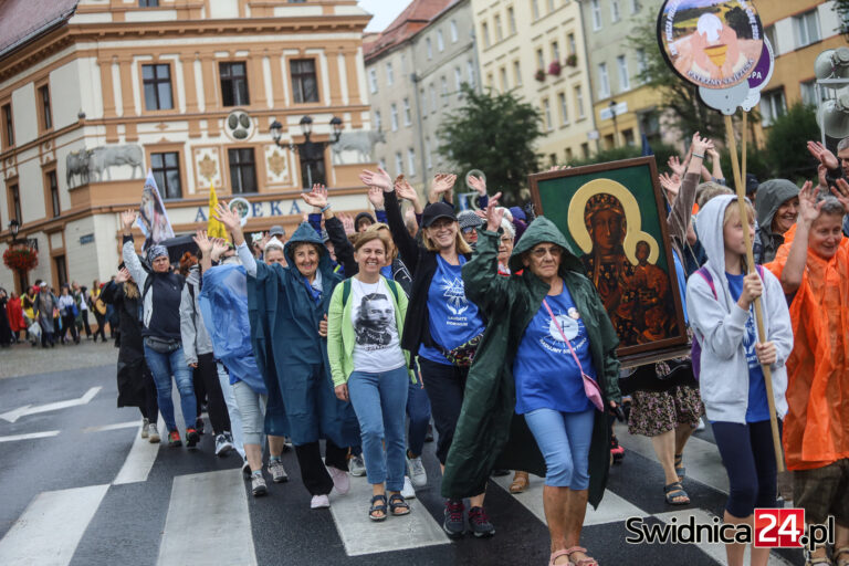 Po raz dwudziesty drugi wyruszyli na Jasną Górę. Do pokonania mają 236 kilometrów [FOTO/VIDEO]