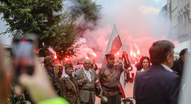 Na rondzie, w Rynku, przy pamiątkowym głazie. Hołd w 82. rocznicę wybuchu Powstania Warszawskiego