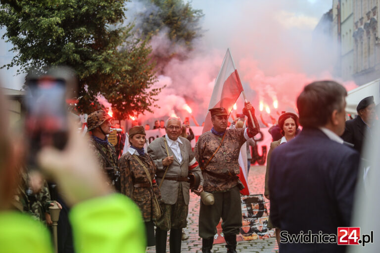 Świdniczanie oddali hołd powstańcom warszawskim. „Oddali życie także za naszą wolność” [FOTO/VIDEO]